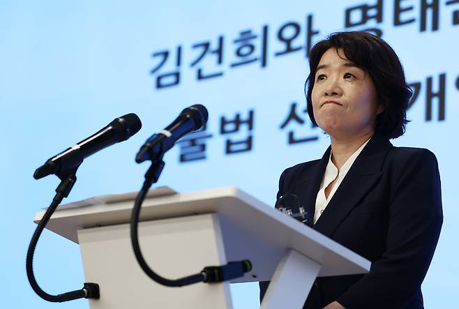 윤석열 전 대통령 배우자 김건희 여사와 관련한 각종 의혹 사건을 수사하는 민중기 특별검사팀 오정희 특검보가 지난 5일 서울 종로구 광화문kt 웨스트 빌딩에서 브리핑을 하고 있다./연합뉴스