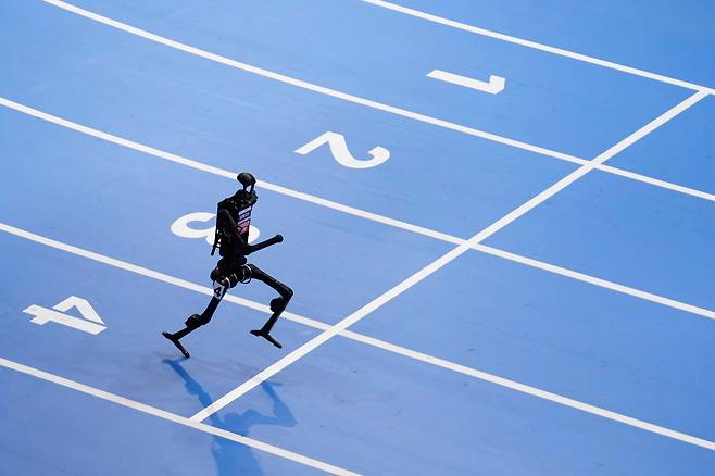 지난 15일 베이징에서 열린 로봇운동회에서 한 휴머노이드가 1500m 경주에 출전해 달리고 있다. /EPA연합뉴스
