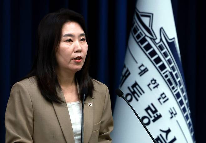 강유정 대통령실 대변인이 18일 서울 용산 대통령실 청사에서 이날 열린 국가안전보장회의(NSC) 및 국무회의 등 현안 브리핑을 하고 있다. /연합뉴스