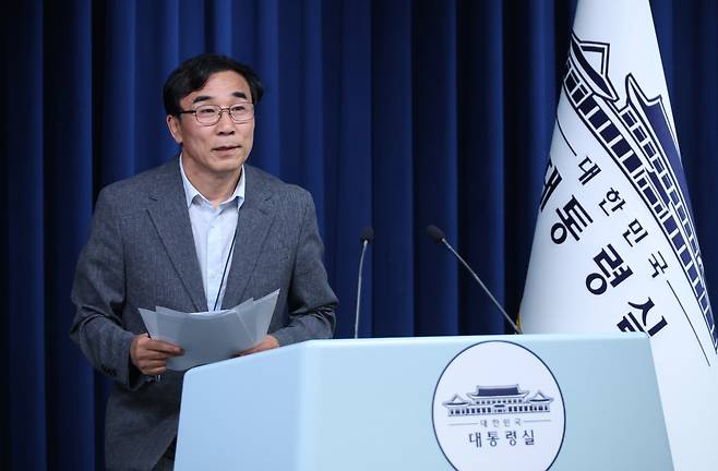 전성환 경청통합수석이 18일 용산 대통령실 기자회견장에 청년담당관 채용 브리핑을 위해 입장하고 있다. /연합뉴스