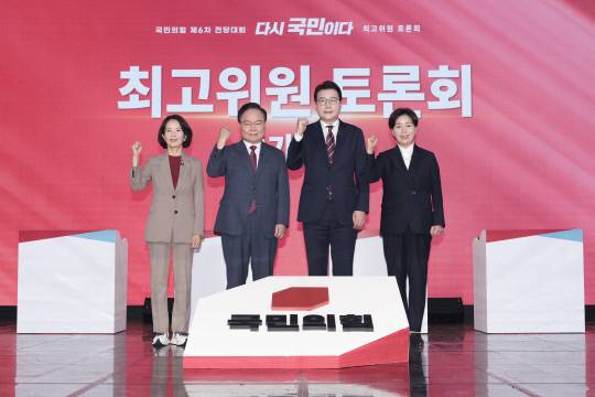 18일 서울 강서구 ASSA 아트홀에서 열린 국민의힘 8·22 전당대회 출마 최고위원·청년최고위원 후보 토론회에서 최고위원에 출마한 최수진(왼쪽부터), 김재원, 신동욱, 양향자 후보가 기념촬영하고 있다. 연합뉴스
