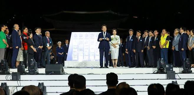 이재명 대통령과 김혜경 여사가 지난 15일 서울 세종대로 광화문광장에서 열린 제21대 대통령 국민임명식 '광복 80년, 국민주권으로 미래를 세우다' 행사에서 국민 대표 80인으로부터 '빛의 임명장'을 받은 뒤 감사 인사를 하고 있다.ⓒ 연합뉴스