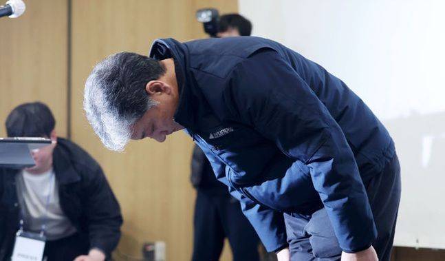 주우정 현대엔지니어링 대표가 2월 28일 오전 서울 종로구 현대빌딩에서 열린 고속국도 제29호선 세종~안성 간 건설공사 브리핑에서 허리 숙여 사과하고 있다.ⓒ뉴시스