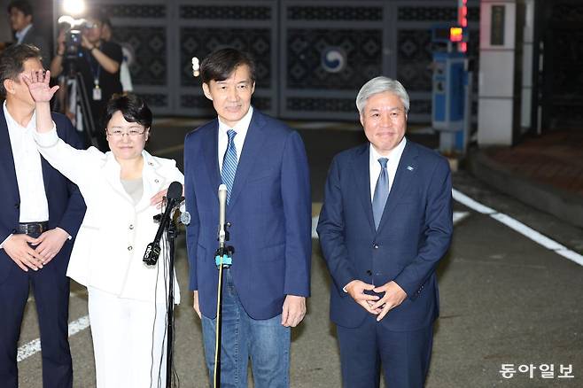 조국 전 조국혁신당 대표가 15일 새벽 서울 구로구 남부교도소에서 출소하고 있다. 변영욱 기자 cut@donga.com