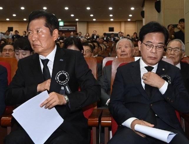 정청래 더불어민주당 대표(왼쪽)와 송언석 국민의힘 비상대책위원장 겸 원내대표가 18일 서울 동작구 국립서울현충원 현충관에서 열린 ‘김대중 전 대통령 서거 16주기 추도식’에 참석하고 있다. 2025.08.18. 사진공동취재단