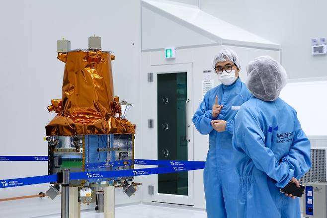 기자에게 초소형군집 위성 시스템에 대해 설명하는 윤 PM. 쎄트렉아이 제공