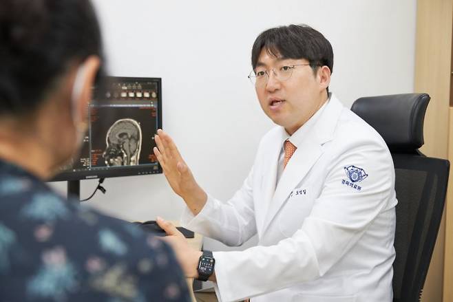 오성일 경희대병원 신경과 교수가 중증근무력증에 대해 설명하고 있다. 경희대병원 제공.