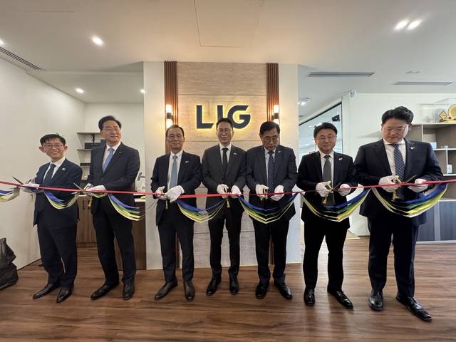 LIG넥스원이 지난 14일(현지시간) 사우디 수도 리야드에서 사무소 확장 이전 기념식을 개최했다. 사진은 조용주(왼쪽부터) LIG넥스원 미사일시스템연구개발본부장, 이현수 해외사업부문장, 신익현 대표이사, 서무경 사우디사무소장, 백형식 해외사업본부장, 윤승욱 해외2사업부장, 장동권 해외사업기획관리실장 등 관계자들이 기념촬영을 하는 모습. LIG넥스원 제공