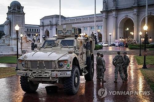 미국 워싱턴DC 유니언역 주변을 순찰중인 주방위군. 로이터 연합뉴스