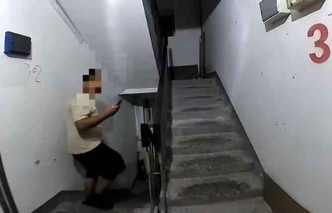 중국 샤오미의 스마트 도어락이 배달원을 집주인으로 잘못 인식해 문을 열어주는 일이 발생하자 소비자들이 불안에 떨고 있다. 사진=웨이보