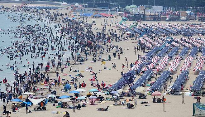 지난 6월 21일 해운대해수욕장 개장과 함께 해운대구가 조성한 민간 프로모션 존 ‘해운대 페스타’가 사람들의 외면 속에 지난달 14일부터 중단되며 파행을 맞은 가운데 18일 구가 주최 측과의 협약을 해지했다. 사진은 올 8월 해운대해수욕장 전경. 연합뉴스 제공