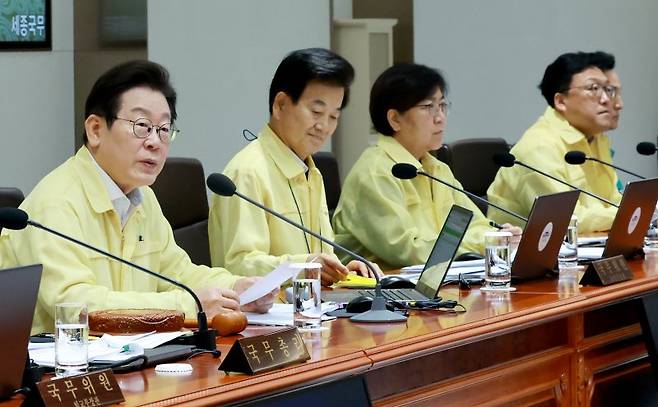 [서울=뉴시스] 고범준 기자 = 이재명 대통령이 18일 서울 용산 대통령실 청사에서 열린 제1회 을지국무회의 및 제37회 국무회의에서 발언하고 있다. (대통령실통신사진기자단) 2025.08.18. bjko@newsis.com /사진=뉴시스