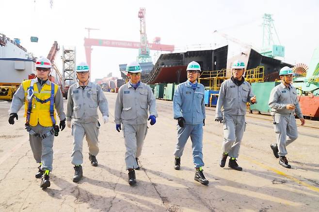 김송학 HD현대베트남조선 대표(가운데)가 HD현대베트남조선 야드를 점검하고 있다. HD현대베트남조선 제공