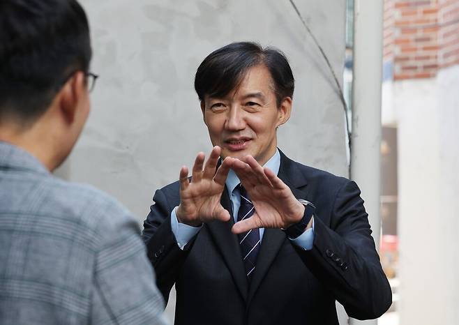 15일 오후 조국 전 대표가 서울 봉천동 공유 카페 앞 골목에서 뭔가를 설명하고 있다. 류우종 기자 wjryu@hani.co.kr