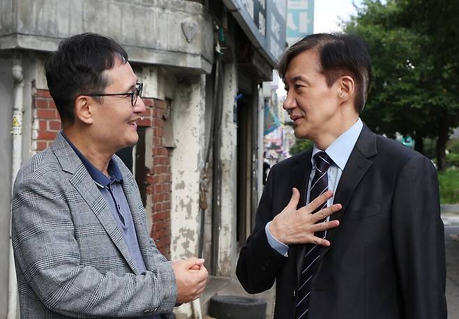 15일 오후 인터뷰 직전, 서울 봉천동 공유 카페 앞 골목에서 조국 전 대표가 박찬수 한겨레 대기자와 얘기를 나누고 있다. 조 전 대표는 “수년간의 긴 터널을 이제야 빠져나온 느낌”이라고 말했다. 류우종 기자 wjryu@hani.co.kr