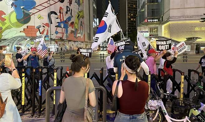 ‘윤 어게인’ 시위 참가자들이 지난 5일 밤 서울 중구 명동 인근을 행진하고 있다. 임재희 기자