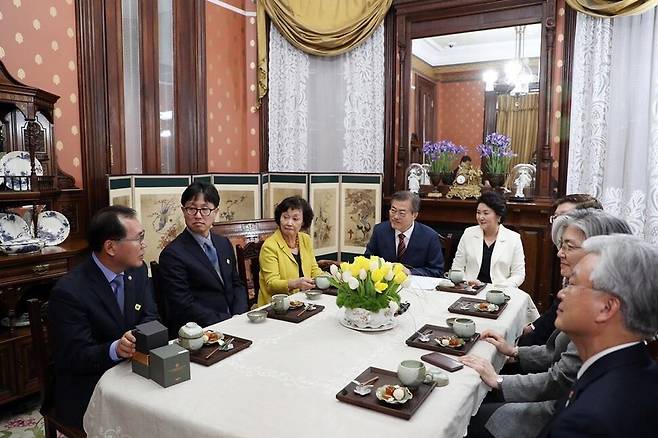 지난 2018년 막 복원된 공사관을 방문한 문재인 당시 대통령 내외가 정부 관계자들과 1층 식당에서 이야기를 나누고 있다. 국외소재문화유산재단 제공