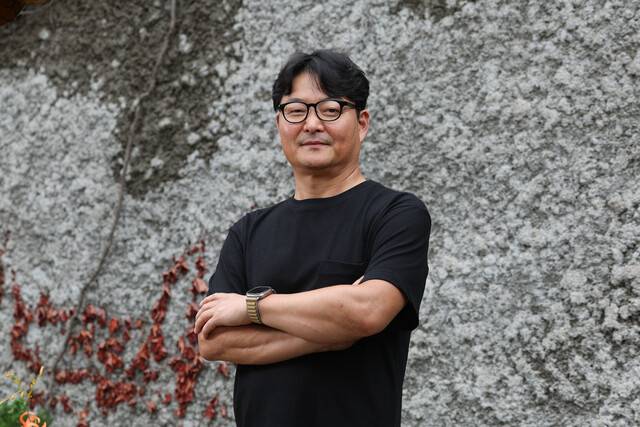 이동하 한국프로듀서조합(PGK) 대표가 지난달 18일 서울 마포구 한겨레신문사에서 인터뷰에 앞서 포즈를 취하고 있다. 김영원 기자 forever@hani.co.kr