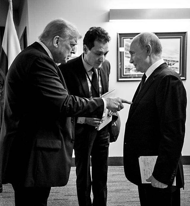 15일(현지시간) 미국 알래스카에서 만난 도널드 트럼프(왼쪽) 미국 대통령과 블라디미르 푸틴 러시아 대통령이 인사를 나누고 있다. 백악관 sns 캡처