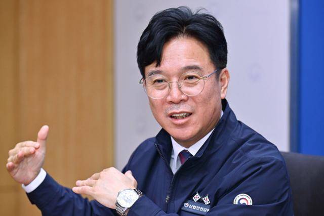김영훈 고용노동부 장관이 지난 13일 서울 중구 서울지방고용노동청에서 한국일보와 인터뷰하고 있다. 김 장관은 현장 산업안전감독관들이 입는 점퍼를 착용하고, 서대문형무소 역사관에서 판매하는 임시정부 태극기 배지를 가슴에 달고 있다. 강예진 기자