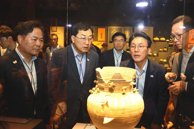 지난달 11일 주낙영(왼쪽 두 번째) 경북 경주시장이 APEC 만찬장이 설치되는 국립경주박물관에서 김민석(오른쪽 두 번째) 국무총리와 전시실을 둘러보고 있다. 경주시 제공