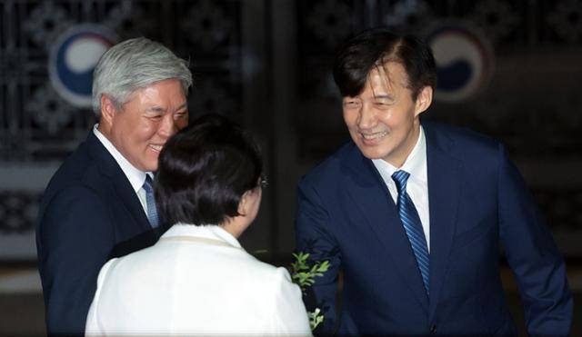 조국(오른쪽) 전 조국혁신당 대표가 15일 서울 구로구 남부교도소에서 광복절 특별사면·복권 조치로 출소하며 김선민(가운데) 당대표 권한대행과 인사하고 있다. 연합뉴스