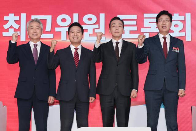 18일 서울 강서구 ASSA 아트홀에서 열린 국민의힘 8·22 전당대회 출마 최고위원·청년최고위원 후보 토론회에서 최고위원에 출마한 김근식(왼쪽부터), 김태우, 김민수, 손범규 후보가 기념 촬영하고 있다. 국민의힘 제공