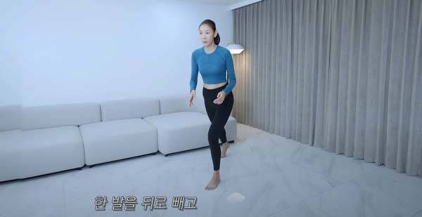 런지 수행 중인 한혜진.​/사진=한혜진 유튜브 채널 캡처