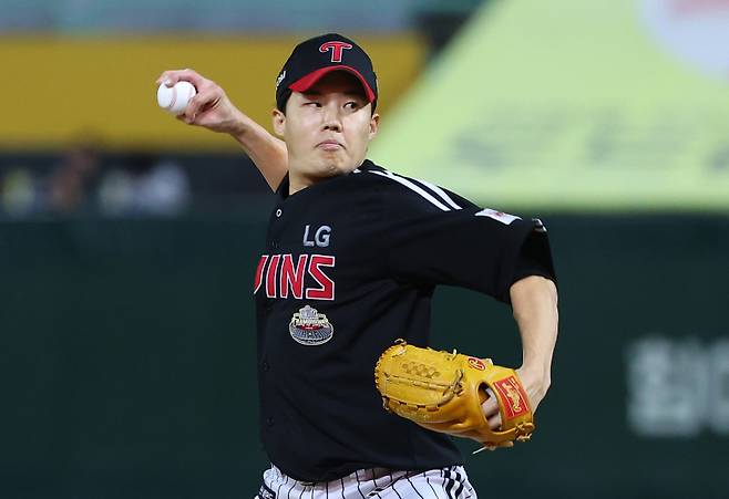 <yonhap photo-4592=""> 역투하는 LG 선발 임찬규 (인천=연합뉴스) 임순석 기자 = 24일 오후 인천 SSG랜더스필드에서 열린 2024 프로야구 KBO리그 LG 트원스와 SSG 랜더스의 경기. LG 선발 임찬규가 역투하고 있다. 2024.9.24 soonseok02@yna.co.kr/2024-09-24 19:29:50/ <저작권자 ⓒ 1980-2024 ㈜연합뉴스. 무단 전재 재배포 금지, AI 학습 및 활용 금지></yonhap>