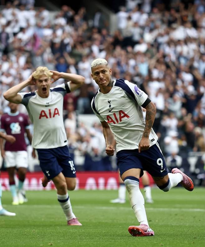 히샤를리송(오른쪽)의 원더골을 보고 놀란 베리발. 사진=토트넘 SNS