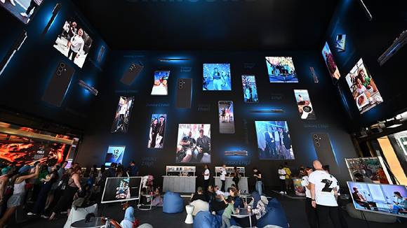 런던에서 전시된 '갤럭시 Z 폴드7·Z 플립7'을 살펴보는 방문객 [사진=삼성전자]