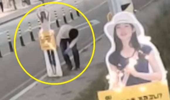 이윤희씨 등신대를 훼손한 A씨 CCTV 화면 [사진=유튜브 '이윤희 실종사건 공식채널' 캡쳐]