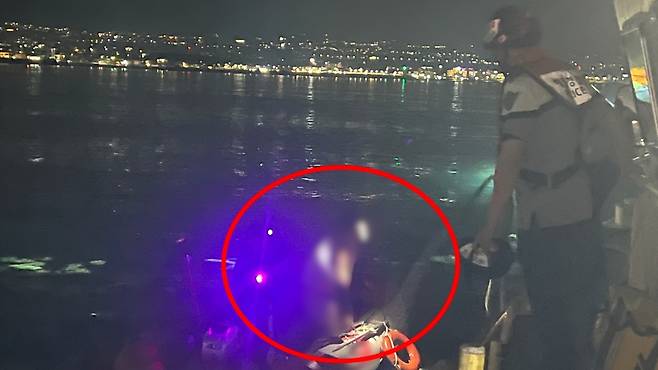 어젯밤(17일) 제주시 이호랜드 북쪽 1.2㎞ 해상에서 엔진 고장으로 표류하던 고무보트 탑승자가 구조되는 모습