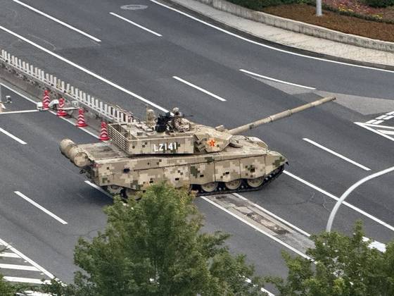 16일 중국 베이징 도심에서 펼쳐진 9·3 승전 80주년 기념 열병식 2차 연습을 위해 중국군 탱크가 교량을 우회해 천안문 방향으로 이동하고 있다. 신경진 특파원