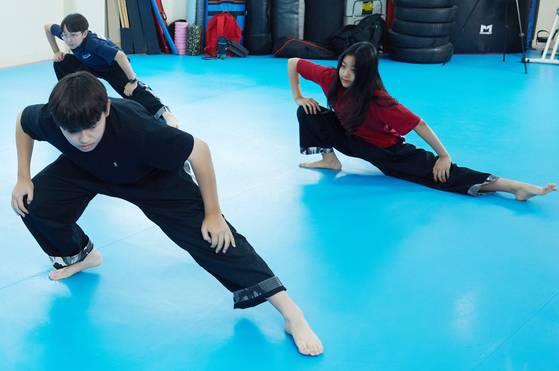 무술을 본격적으로 배우기 전 준비 운동을 하고 있는 소중 학생기자단. 갑자기 운동하면 다칠 수 있기 때문에 몸을 풀고 스트레칭을 하는 준비 운동이 중요하다.