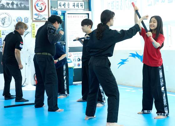 바톤을 들고 8개 동작으로 모든 공격을 막는 기술에 익숙해지면 주먹이든 무기든 방어할 수 있다.