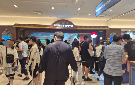 지난 15일 부산 부산진구 롯데백화점 부산본점 지하의 포켓몬 스탬프랠리 교환처가 인산인해를 이루고 있다. 이곳의 팝업스토어에선 고가의 포켓몬 굿즈가 함께 판매되고 있다. 김민주 기자