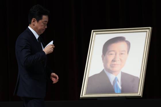 강훈식 대통령비서실장이 18일 서울 동작구 국립서울현충원 현충관에서 열린 김대중 전 대통령 서거 16주기 추모식에서 이재명 대통령의 추모사를 대독하기 위해 이동하고 있다. 연합뉴스