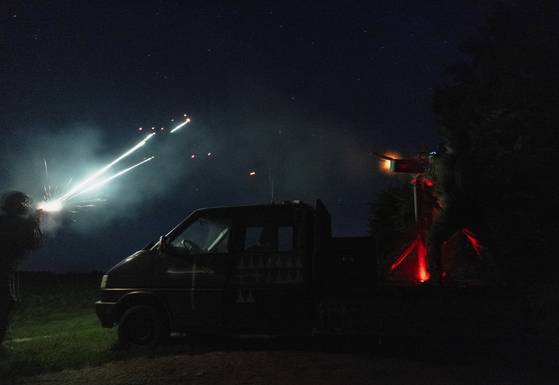 17일 우크라이나 군인들이 날아오는 러시아 드론을 향해 총격을 가하고 있다. 미국 민간 정보회사가 개발한 ‘가디언AI’는 전쟁 발발 4개월 전에 러시아의 침공을 예측했다. [EPA=연합뉴스]