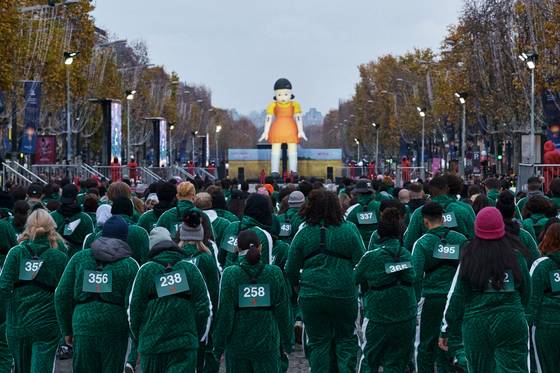 정보통신 기술에 강한 한국. K팝·드라마·영화 등이 인터넷을 통해 지구촌 곳곳으로 퍼져나가 큰 인기를 끌고 있다. 사진은 지난 1일 프랑스 파리 샹젤리제 거리에서 열린 ‘오징어게임’ 재현 이벤트. [뉴스1]