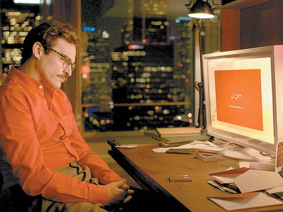 AI의 성능이 좋아지면서 기계, 로봇 등이 감정적으로 사람을 더 잘 대하는 영역이 늘어나고 있다. 최근엔 많은 사람들이 챗GPT 같은 AI 대화 프로그램에 자신의 고민을 털어놓는다. 사진은 AI와 사랑에 빠진 남자의 이야기를 그린 영화 ‘그녀’의 한 장면. [사진 워너 브라더스]