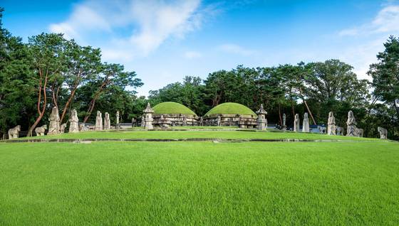 태종과 원경왕후 민씨의 능인 헌릉. 앞에서 능을 바라보았을 때 왼쪽(서쪽)이 태종, 오른쪽(동쪽)이 원경왕후의 능이다. [사진 국가유산청 궁능유적본부]