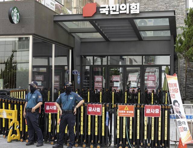 ▲ 김건희 특검의 국민의힘 당사 압수수색에 당 지도부와 당 대표 후보 등이 강력 반발을 하고 있는 지난 17일 서울 여의도 국민의힘 당사 입구에 특검을 규탄하는 내용의 팻말이 걸려 있다. 연합뉴스