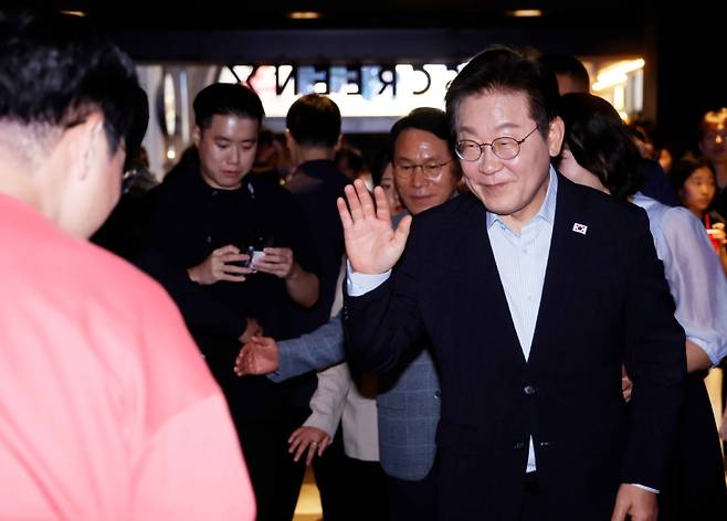 ▲ 영화관람 마친 이재명 대통령 부부 [연합뉴스]&nbsp;