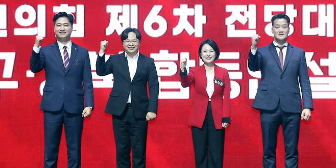 국민의힘 청년 최고위원에 출마한 우재준·최우성·손수조·박홍준 후보(왼쪽부터)가 8일 오후 대구 북구 엑스코(EXCO)에서 열린 국민의힘 제6차 전당대회 대구·경북 합동연설회에서 인사하고 있다. / 사진=뉴스1