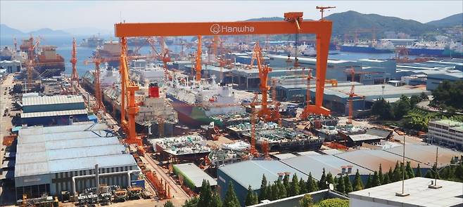 대미 수출 관세 인하와 조선업 투자를 골자로 한 한·미 무역 협상이 타결된 지난달 31일 경남 거제시 아주동 한화오션 거제사업장에 대형 크레인이 보이고 있다. /뉴스1