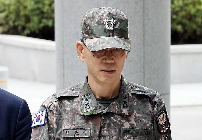 김용대 드론작전사령관이 17일 내란특검 사무실이 마련된 서울 서초구 서울고검에 조사를 받기 위해 출석하고 있다. 연합뉴스