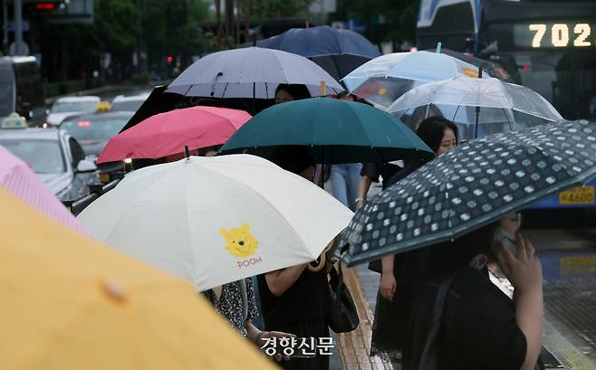 시민들이 우산을 쓴 채 서울 종로구 광화문광장 일대를 걸어가고 있다. 권도현 기자