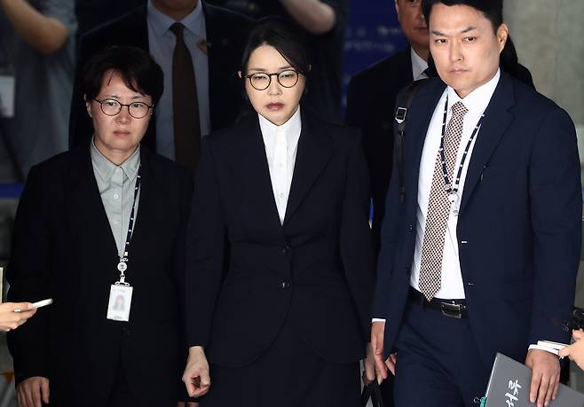 윤석열 전 대통령 부인 김건희 여사가 지난 12일 구속 전 피의자 심문(영장실질심사)을 마친 뒤 서울 서초구 서울중앙지법을 나서고 있다. 연합뉴스