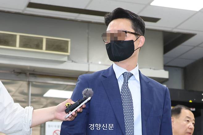 ‘건진법사 청탁 의혹’ 핵심 인물인 윤영호 전 통일교 세계본부장이 지난달 30일 영장실질심사를 받기 위해 서울중앙지법으로 들어서고 있다. 성동훈 기자